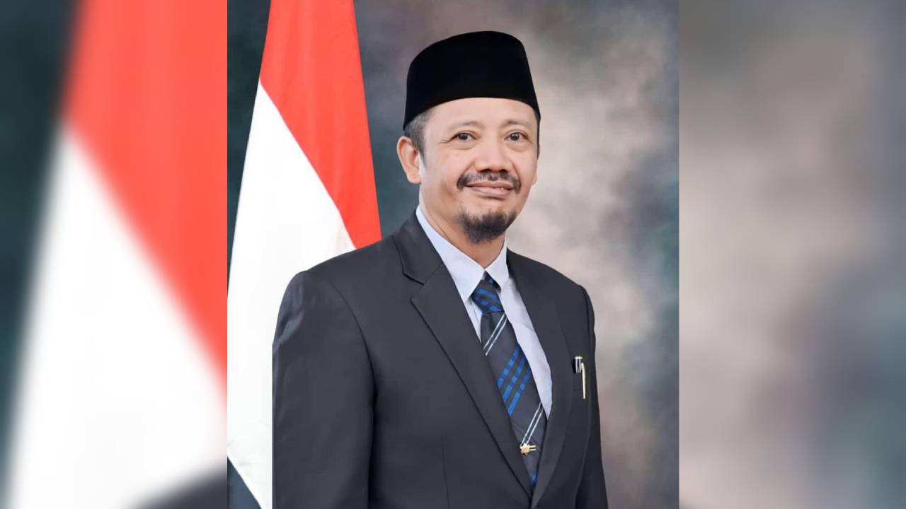 Profil Dr Azhari sosok yang dikenal luas di dunia akademik kini mengemban tugas sebagai Bupati Buton Tengah. Foto: Istimewa