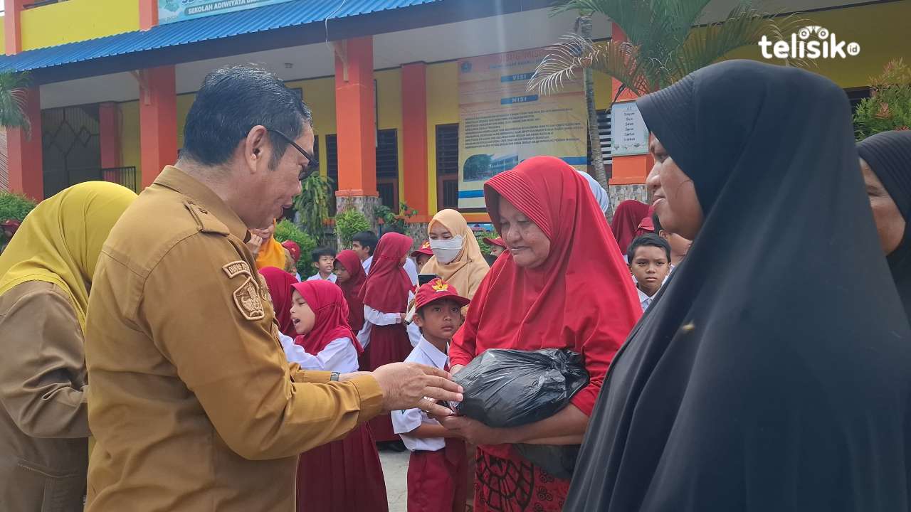 Warga kurang mampu secara ekonomi menerima bantuan dari SDN 2 Kendari, Senin (10/3/2025). Foto: Erni Yanti/Telisik