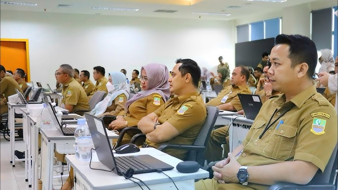 Jadwal Uji Kompetensi Jabatan Fungsional ASN kini diperbanyak menjadi dua belas kali. Foto: YouTube@Humas Pemkab Bekasi