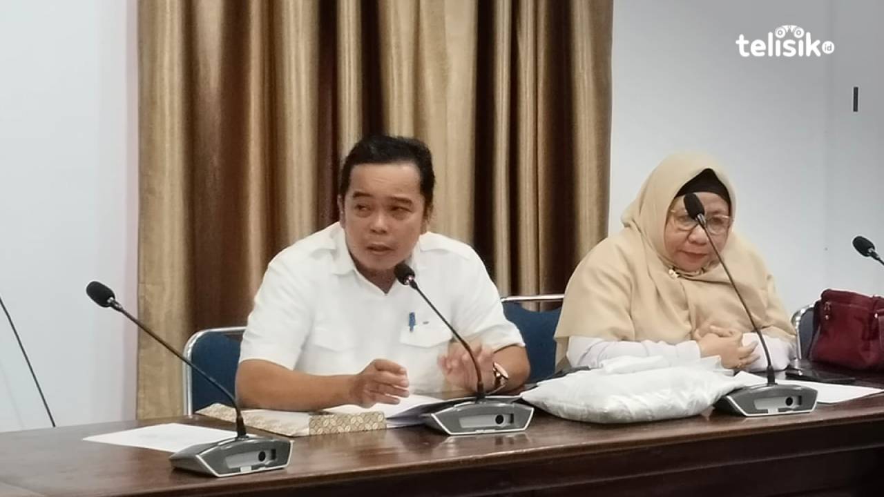 Plt Kepala BKPSDM Kolaka Utara, Mawardi Hasan saat berada di ruangan RDP gedung DPRD. Foto Muh. Risal H/Telisik.id