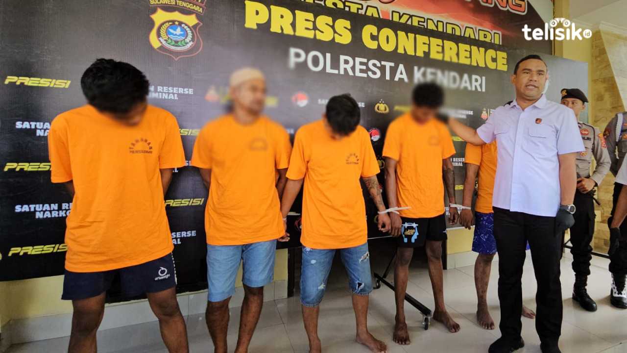 Kasat Reskrim Polresta Kendari, AKP Nirwan Fakaubun saat menunjukkan pelaku R dalam konferensi pers. Foto: Sigit Purnomo/Telisik.