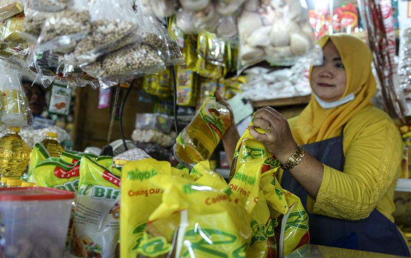 Konsumsi minyak goreng tertinggi di Indonesia didominasi daerah luar Pulau Jawa. Foto: Repro Antara.