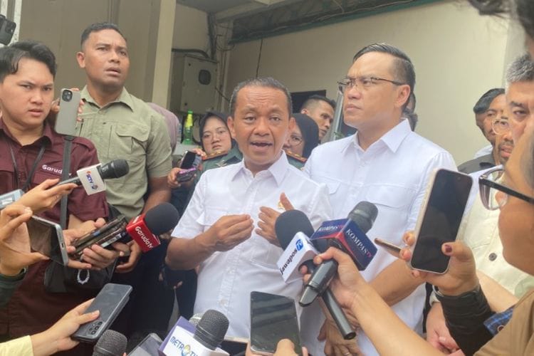 UI hadapi polemik disertasi Bahlil, keputusan pembatalan dan sanksi dinantikan. Foto: Repro Kompas