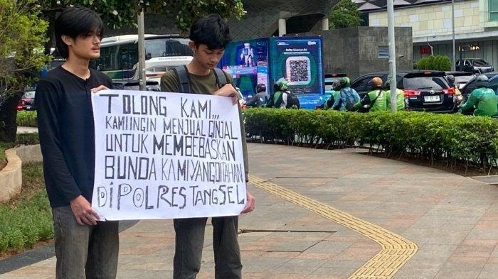 Farrel Mahardika Putra, pemuda viral yang rela jual ginjal demi ibunya. Foto: Repro Tribunnews.