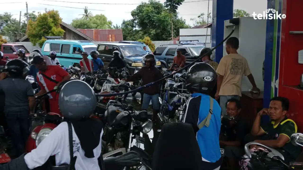 Ketgam: Sepeda motor yang diduga milik calo melakukan pengisian di SPBU PT Silvina Energy, Jalan Abdul Kudus. Foto : Sunaryo/Telisik
