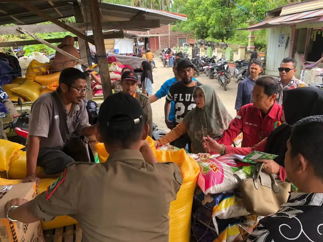 Kepala Dinas Ketahanan Pangan Kolaka Utara, Ibnu Yasin (baju merah) saat operasi pasar bersama TPID di Kecamatan Ranteangin. Foto: Diskominfo Kolaka Utara
