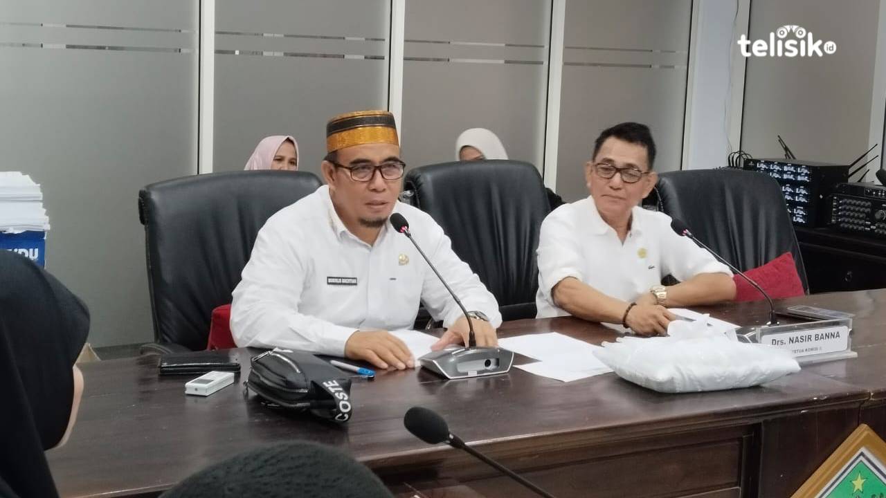 Asisten I Setda Kolaka Utara, Mukhlis Bachtiar (kiri), saat RDP bersama Komisi I dan CPPPK di DPRD Kolaka Utara, Kamis (13/3/2025). Foto: Muh. Risal H/Telisik