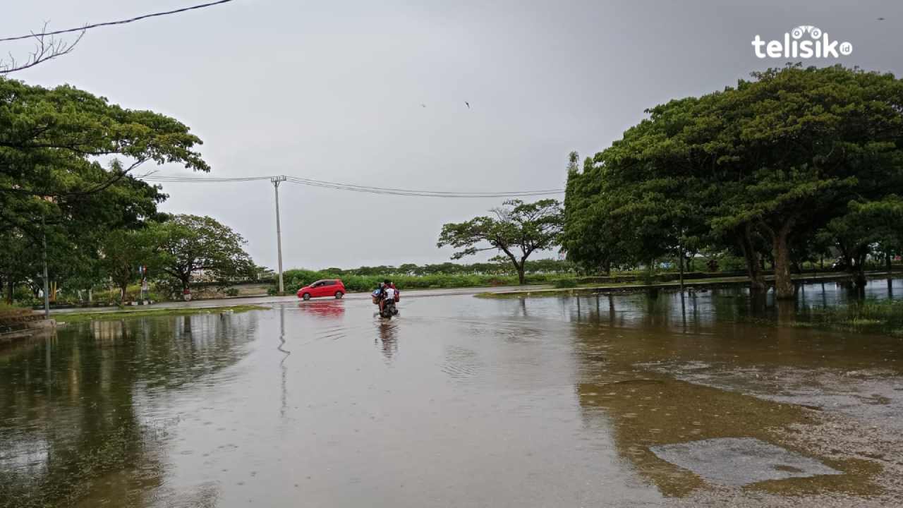 Genangan air di Jalan By Pass Kota Raha, Kabupaten Muna, akibat penyumbatan di gorong-gorong. Foto: Sunaryo/Telisik