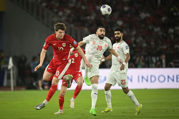 Striker Timnas Indonesia, Ole Romeny (kiri), pencetak gol tunggal kemenangan ke gawang Timnas Bahrain di SUBGK, Jakarta, Selasa (25/3/2025) malam. Foto: Repro Antara