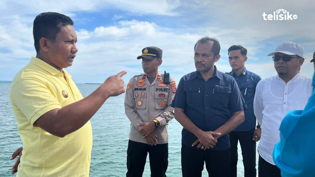 Bupati Muna Barat, La Ode Darwin, meninjau TPI yang akan dijadikan pelabuhan bongkar muat di Desa Tondasi, Jumat (7/2025). Foto: Putri Wulandari/Telisik