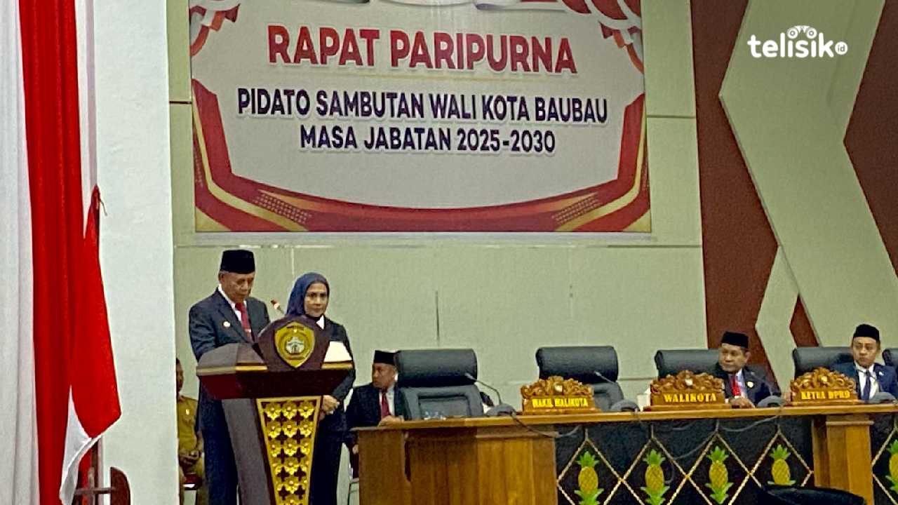 Yusran - Hamsinah saat berpidato pada Rapat Paripurna DPRD Kota Baubau, Senin (10/3/2025). Foto: Elfinasari/Telisik