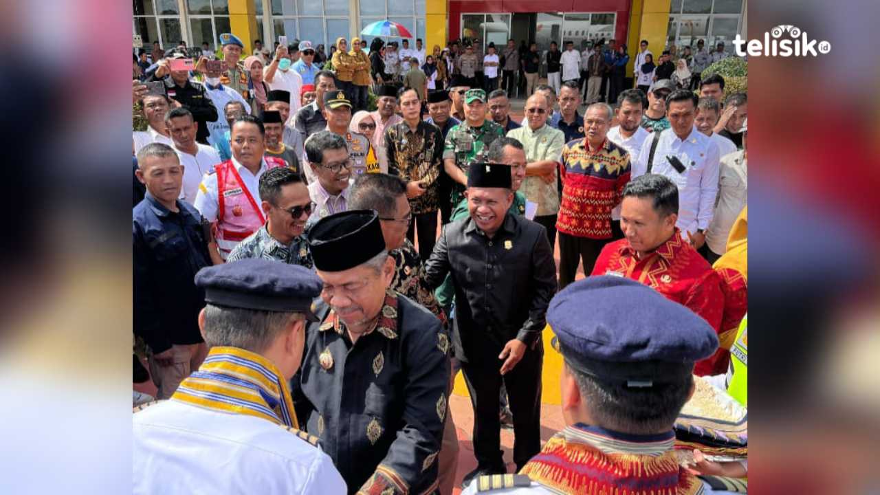 Ketua DPRD Muna, Muhamad Rahim bersama Bupati Muna, Bachrun Labuta; Wabup, La Ode Asrafil Ndoasa; dan Bupati Muna Barat, La Ode Darwin saat penerbangan perdana maskapai Wings Air, Jumat (21/3/2025). Foto: Sunaryo/Telisik
