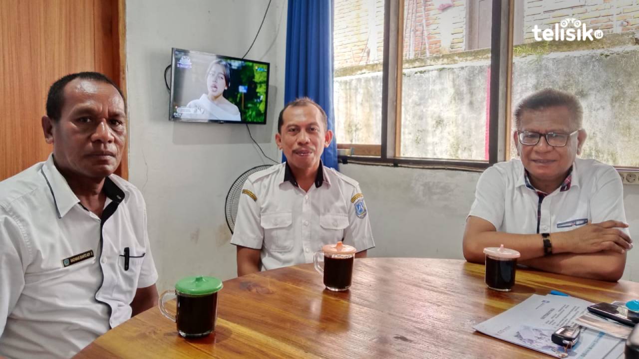 Ketgam: Kadis PMD Muna, Fajaruddin Wunanto bersama Kabid Keuangan dan Aset Desa, Ikhsan. Foto: Sunaryo/Telisik.