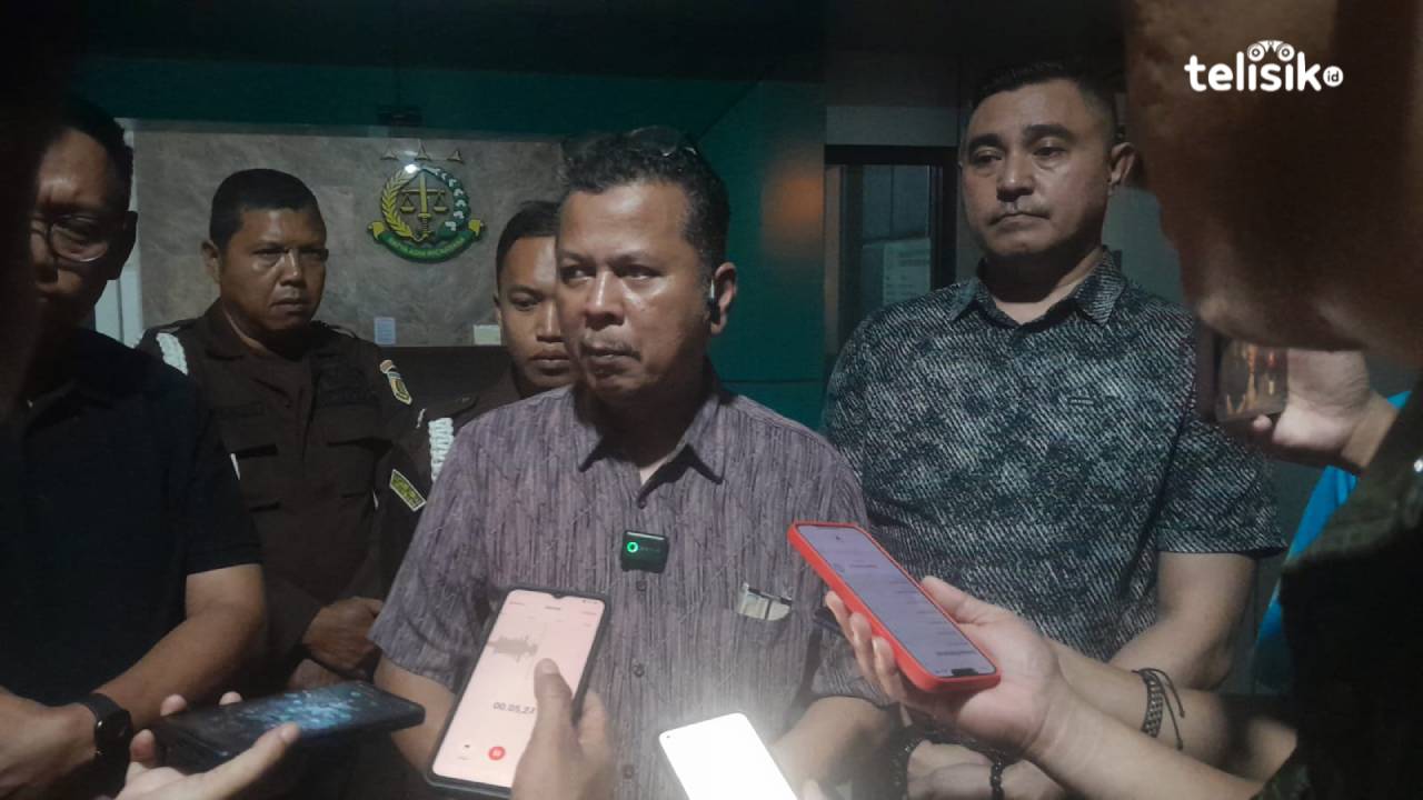 Aspidsus Kejati Sultra, Iwan Catur Karyawan saat melakukan konferensi pers di kantor Kejati Sultra, Jumat (25/4/2025) pukul 21.00 WITA. Foto: R. Anugrah/Telisik.
