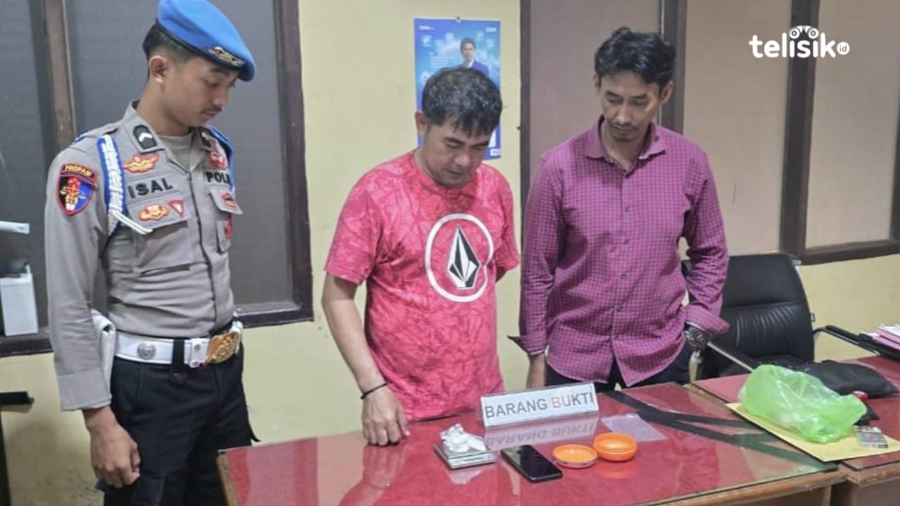 KBO Satresnarkoba Polres Kolaka Utara, Ipda Andi Jusman, menimbang barang bukti sabu milik tersangka T, Jumat (18/4/2025). Foto: Muh. Risal H/Telisik