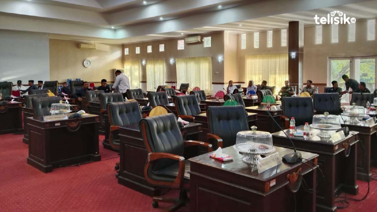 Kursi anggota DPRD Muna nampak kosong saat rapat paripurna penyerahan LKPJ Bupati, Rabu (16/4/2025). Foto: Sunaryo/Telisik