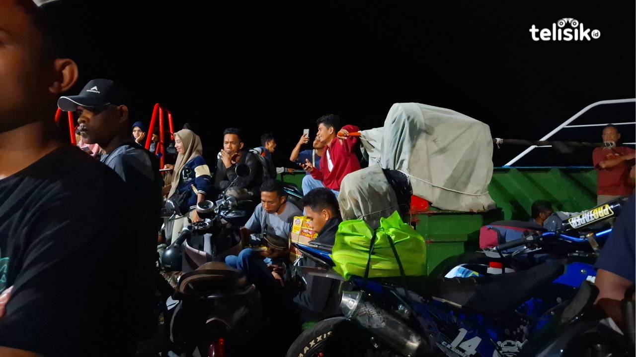 Para penumpang kapal malam Raha-Kendari, duduk melantai hingga ada yang berdiri karena tidak mendapat tempat tidur, Minggu (6/4/2025). Foto: Erni Yanti/Telisik