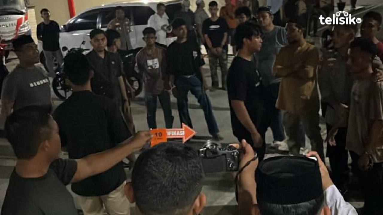 Para tersangka saat memperagakan pengeroyokan tiga anggota polisi. Foto: Sunaryo/Telisik