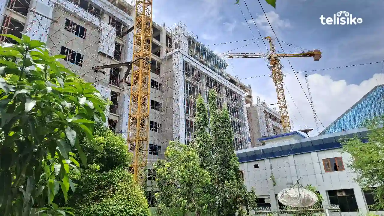 Kondisi bangunan baru Kantor Gubernur Sulawesi Tenggara belum rampung. Foto: Erni Yanti/Telisik.