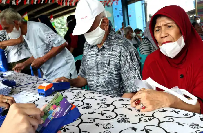Bansos lansia 2025 segera cair, berikut jadwal dan syarat pencairannya lengkap. Foto: Repro dinsos.jakarta.