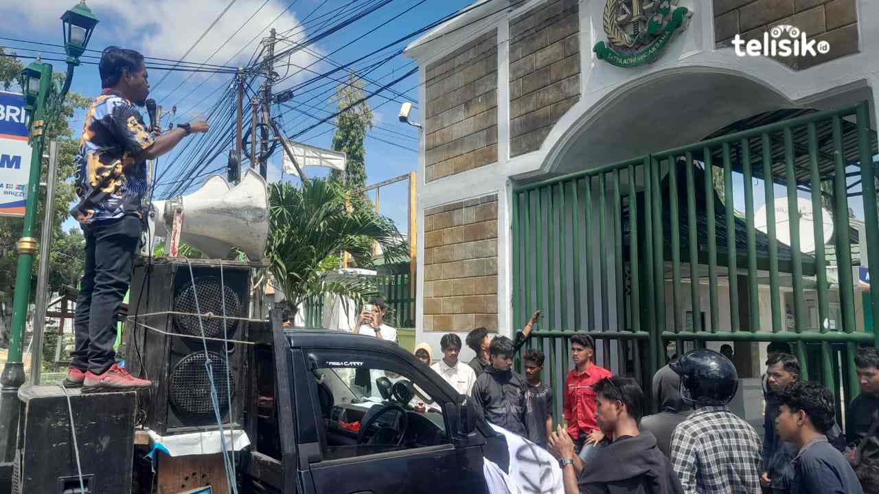 Massa BCW saat melakukan orasi di depan kantor Kejaksaan Tinggi Sultra, Senin (28/4/2025). Foto: R. Anugrah/Telisik