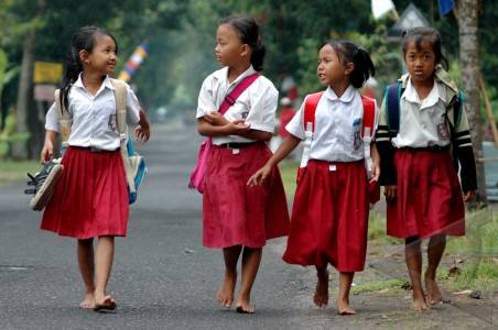 Program Indonesia Pintar bantu siswa miskin, tapi tak semua langsung terdaftar. Foto: Repro Geotimes.