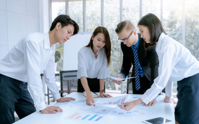 Marketing eksekutif bertugas mengembangkan dan melaksanakan strategi pemasaran perusahaan. Foto: ekrut.com