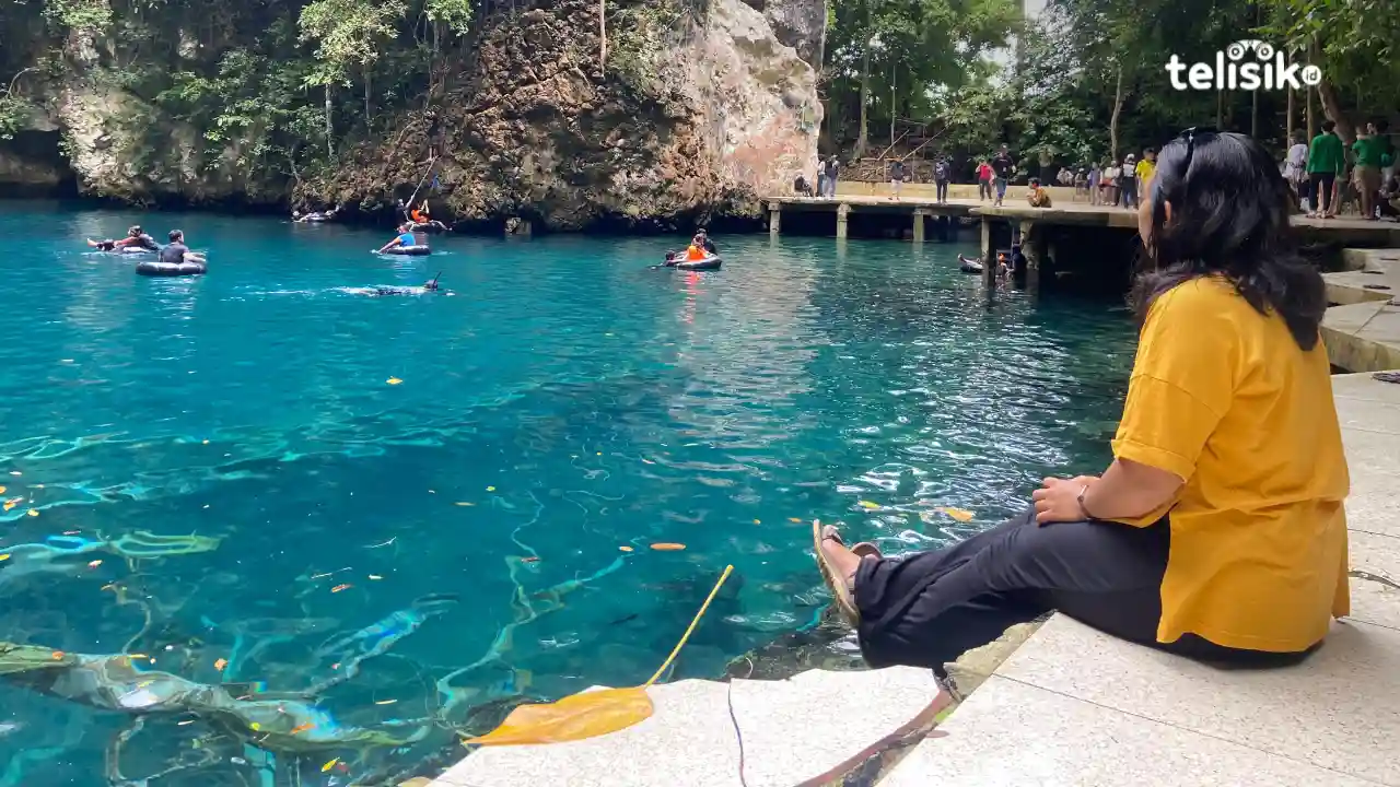 Destinasi wisata Danau Biru jadi wisata favorit untuk habiskan liburan lebaran bersama keluarga, sahabat maupun pasangan. Foto: Sigit Purnomo/Telisik.