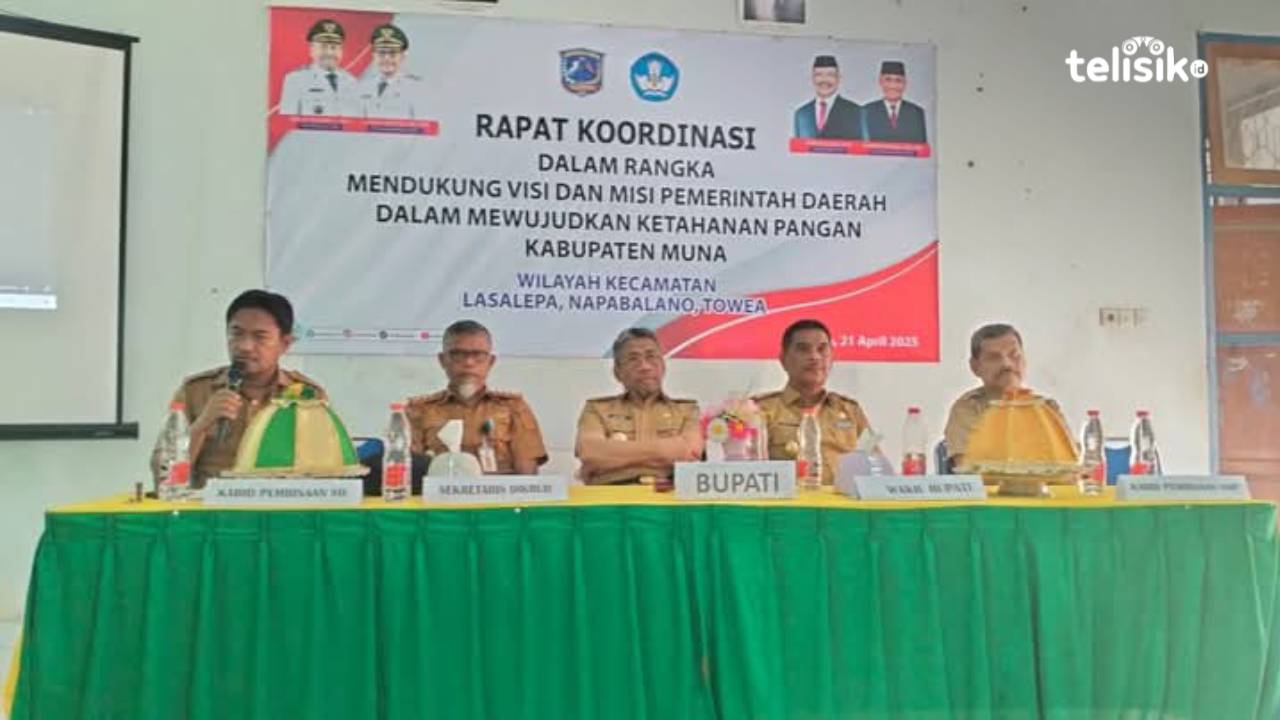 Bupati Muna, Bachrun Labuta bersama Wakilnya, La Ode Asrafil Ndoasa dan pihak Dikbud melakukan sosialisasi program ketahanan pangan. Foto: Sunaryo/Telisik.