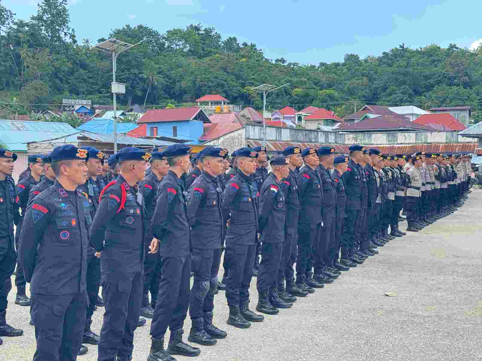 Personel Brimob yang dilibatkan untuk mengamankan pelaksanaan pesta adat Pekande-Kandea Tolandona, Sabtu (12/4/2025). Foto: Ist.