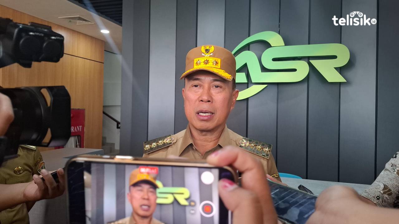 Gubernur Sulawesi Tenggara, Andi Sumangerukka, saat diwawancarai awak media di ASR Center, Selasa (15/4/2025). Foto: Erni Yanti/Telisik