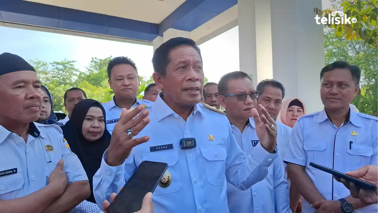 Wakil Gubernur Sulawesi Tenggara, Hugua, saat diwawancarai mengenai sekolah takyat dan sekolah garuda. Foto: Erni Yanti/Telisik.