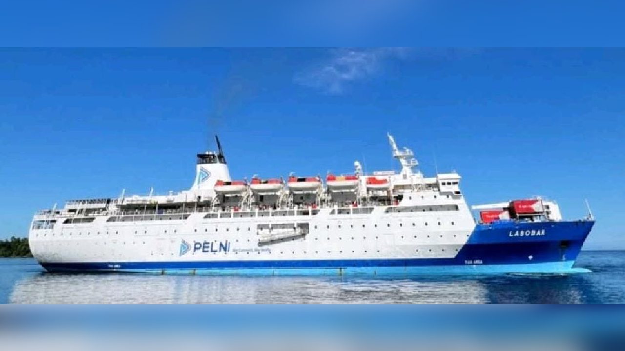 KM Labobar adalah kapal penumpang milik PT Pelni (Persero) yang memiliki kapasitas hingga ribuan penumpang. Facebook Amsyr.