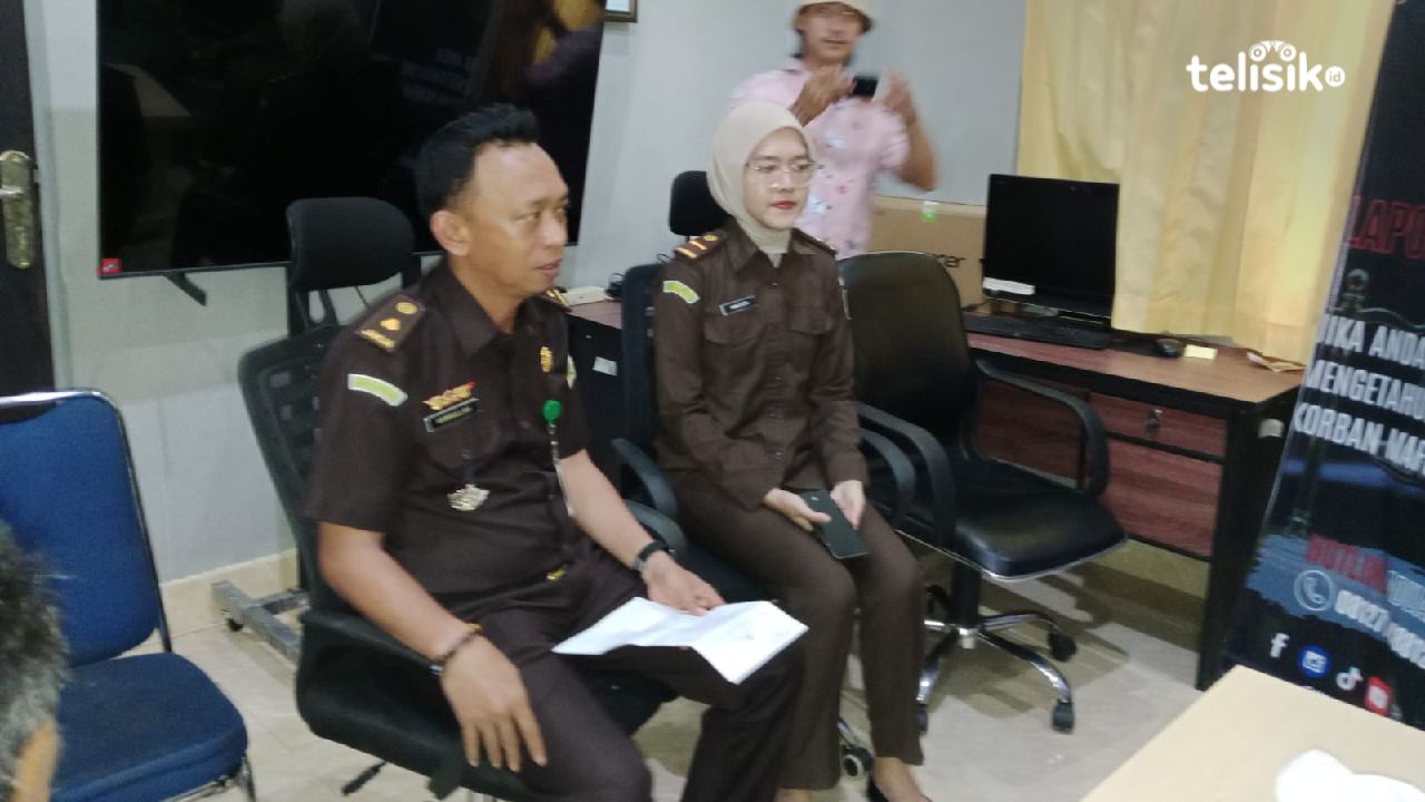 Kasi Intelijen Kejaksaan Negeri (Kejari) Muna, Hamrullah (kiri). Foto: Sunaryo/Telisik