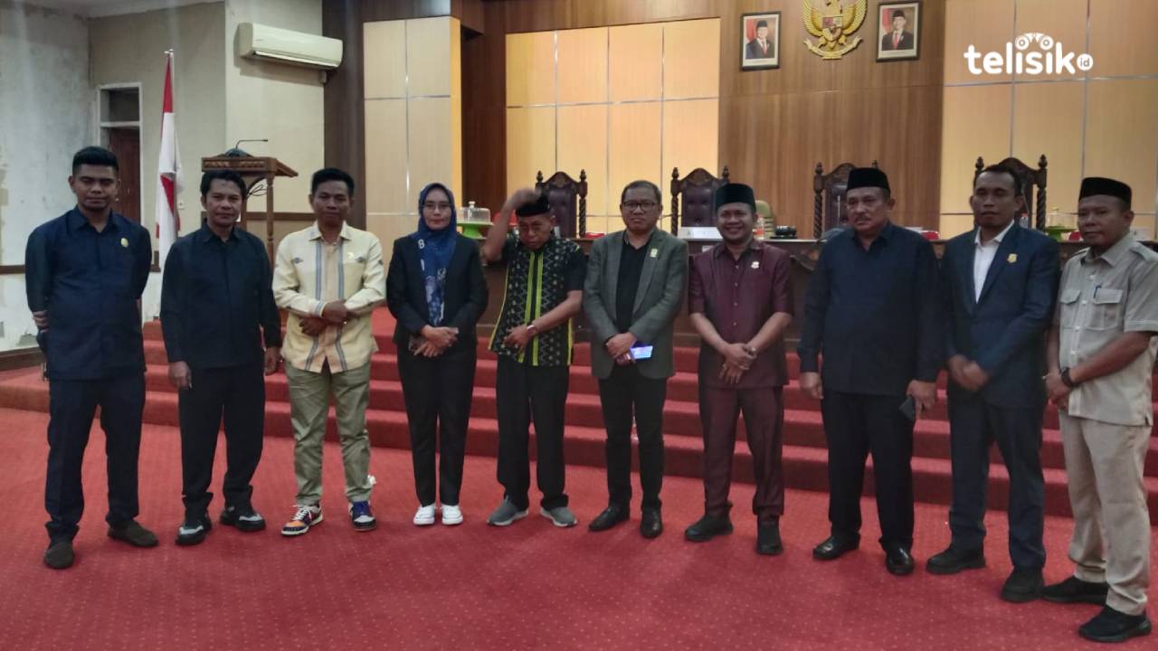 Ketua DPRD Muna, Muhamad Rahim bersama Wakil Ketua, Muhamad Natsir Ido dan ketua-ketua fraksi. Foto: Sunaryo/Telisik.