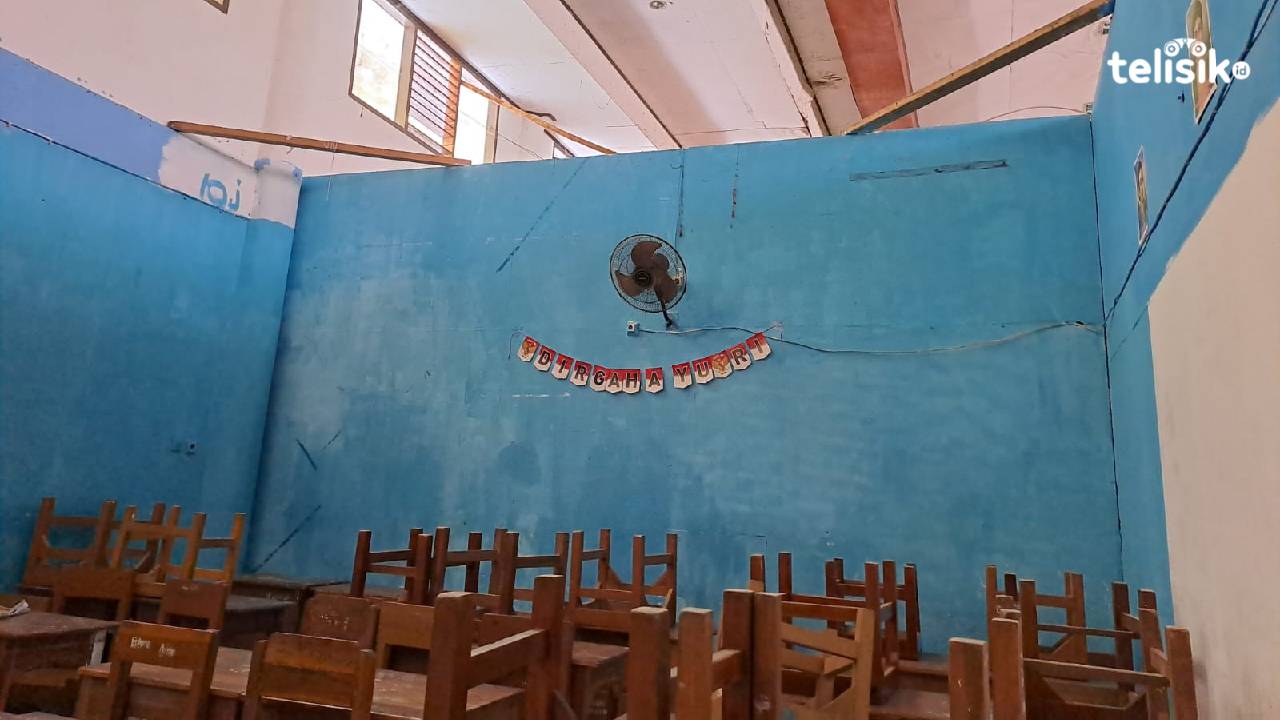 Kondisi ruangan kelas SMA Negeri 9 Kendari, menggunakan pembatas tripleks. Foto: Devi/Telisik.