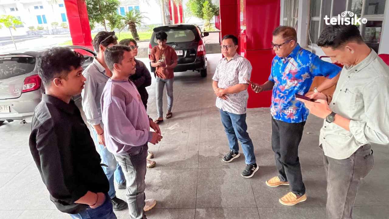 Usai demo di Distransnaker, Konsorsium Mahasiswa Sultra geruduk DPRD Sultra terkait kecelakaan kerja di PT IPIP, Kamis (24/4/2025). Foto: R. Anugrah/Telisik