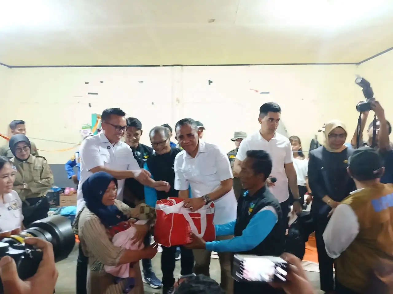 Sentra Meohai Kendari beri bantuan logistik kepada korban terdampak banjir. Foto: Ist.