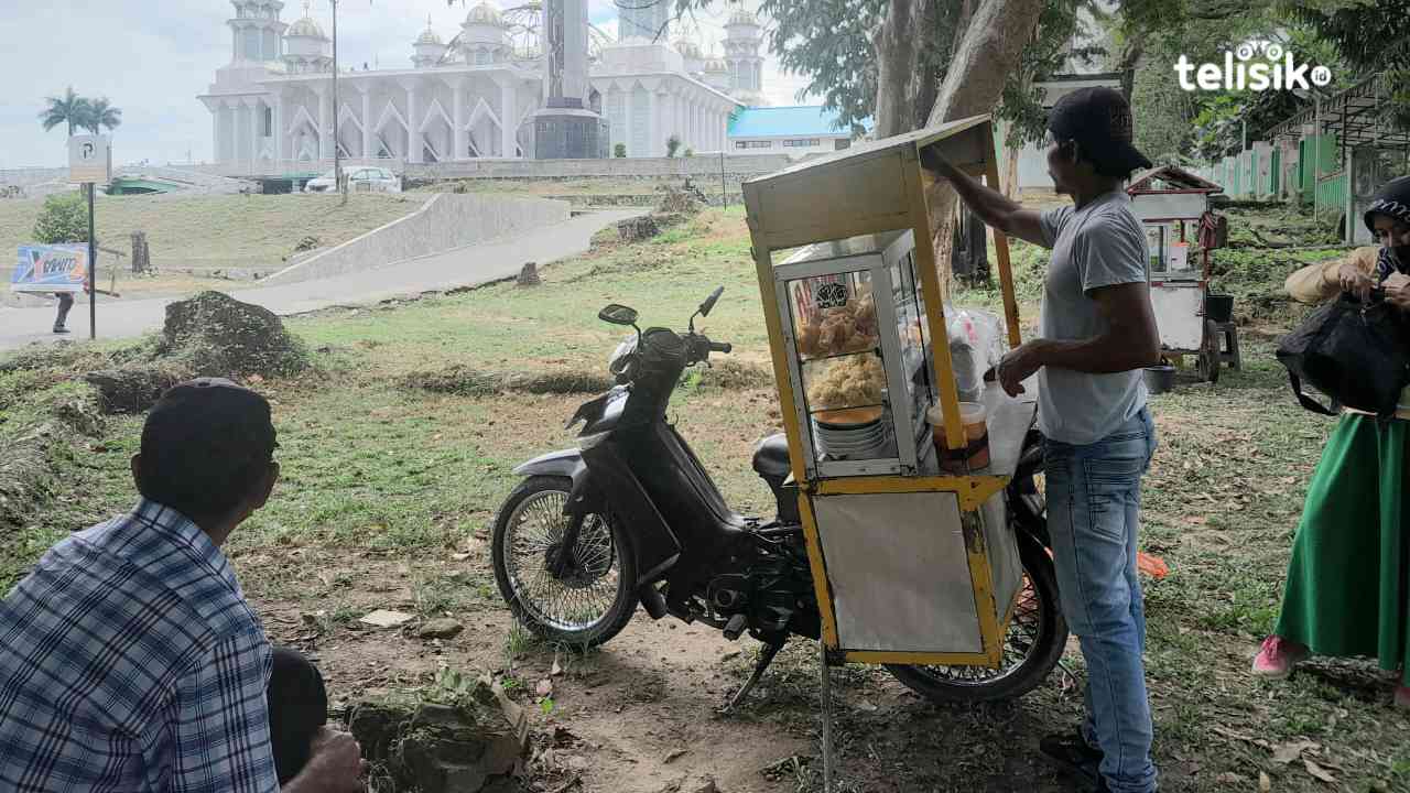 Agus (39), pedagang bakso asal Semarang, saat melayani pelanggan di halaman Masjid Raya Al-Kautsar Kendari, Jumat (25/4/2025). Foto: R. Anugrah/Telisik