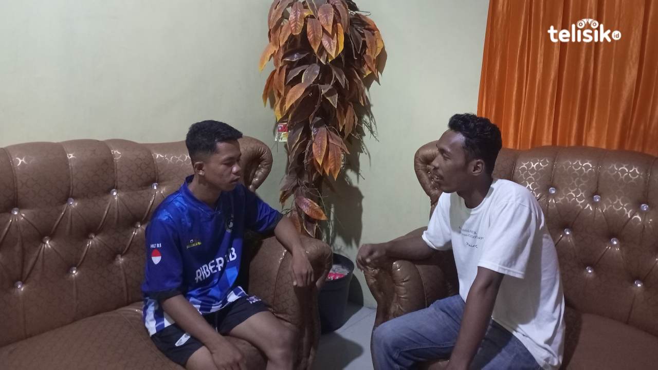 A (memakai kaos biru) korban penganiayaan dan penodongan senjata api oleh oknum Brimob, saat ditemui di kediamannya, Sabtu (5/4/2025). Foto: Ali Iskandar Majid/telisik