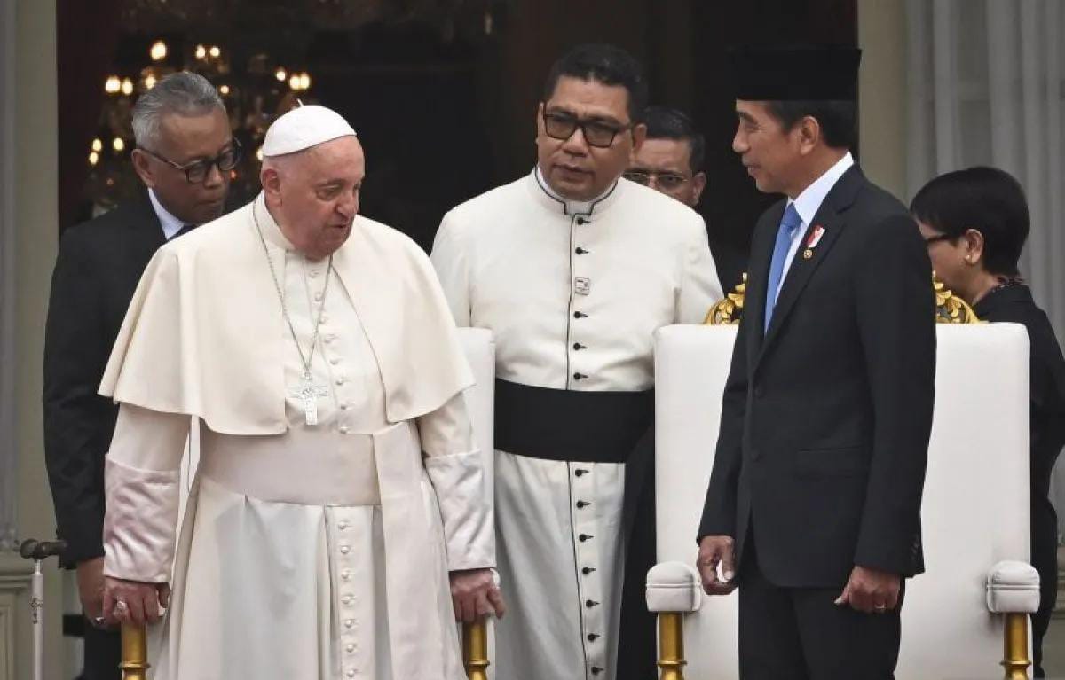 Prabowo utus Jokowi ke Vatikan, PDIP pertanyakan absennya Wapres. Foto: Repro Antara.