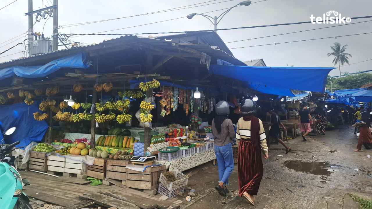 Suasana Pasar Panjang Kota Kendari yang sering ramai pembeli  setiap hari. Foto: Erni Yanti/Telisik
