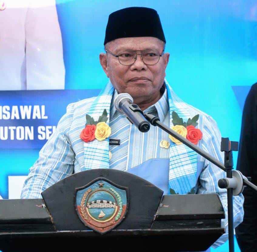 Bupati Buton Selatan, Muhammad Adios, saat meresmikan Kampung Keluarga Berkualitas di Desa Bola, Batauga, Selasa (29/4/2025). Foto: DisKominfo Buton Selatan