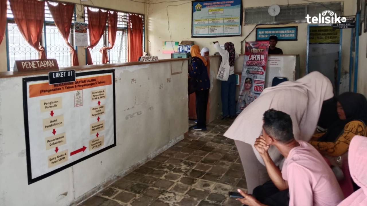 Ketgam: Masyarakat saat berurusan di Samsat Muna. Foto: Sunaryo/Telisik.