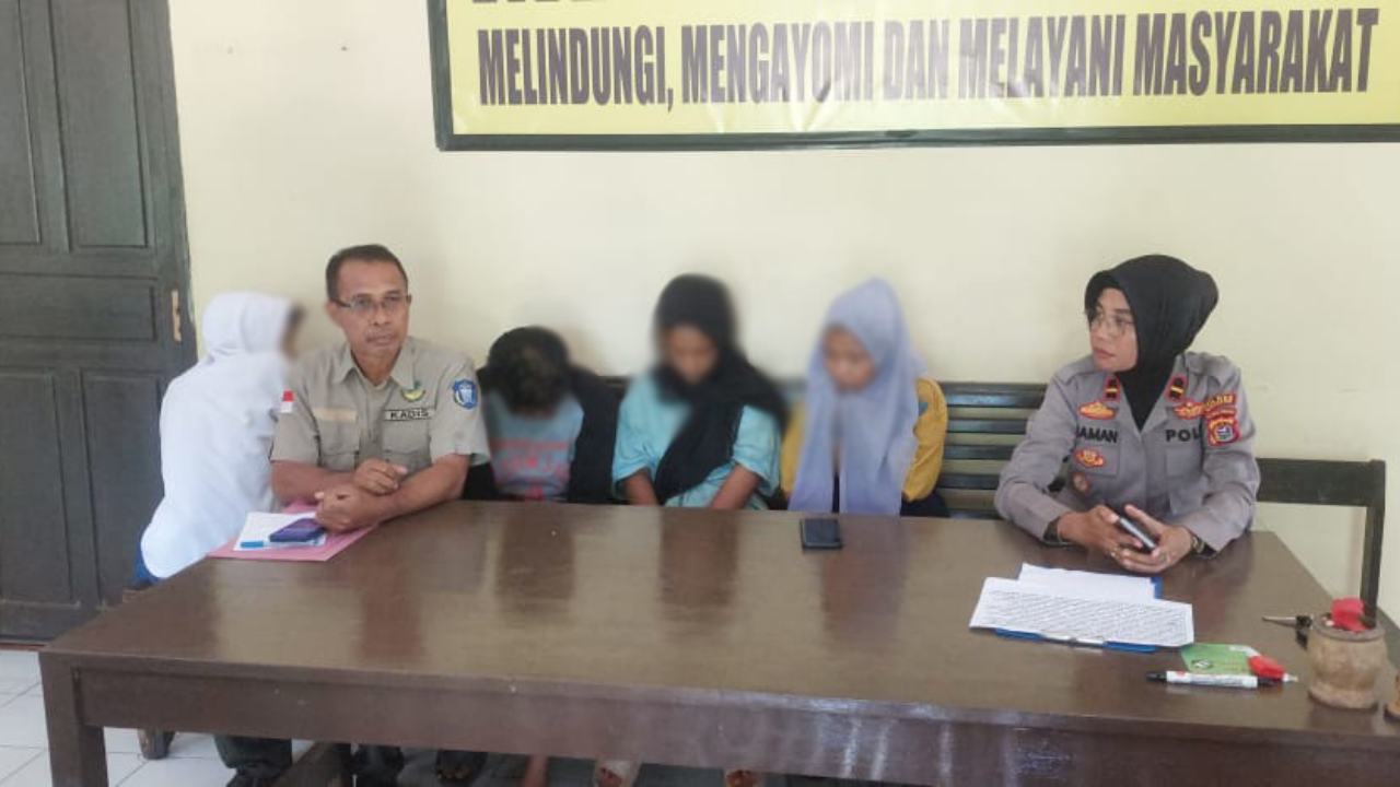 Pelaku pesta miras saat dimintai keterangan di Mapolsek Wangi-Wangi Selatan. Foto: Ist.