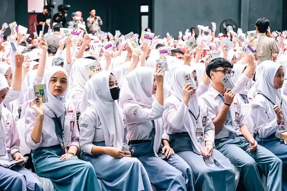 Dana PIP April 2025 cair, siswa SMA terima bantuan Rp 1,8 juta. Foto: Repro Jawapos.
