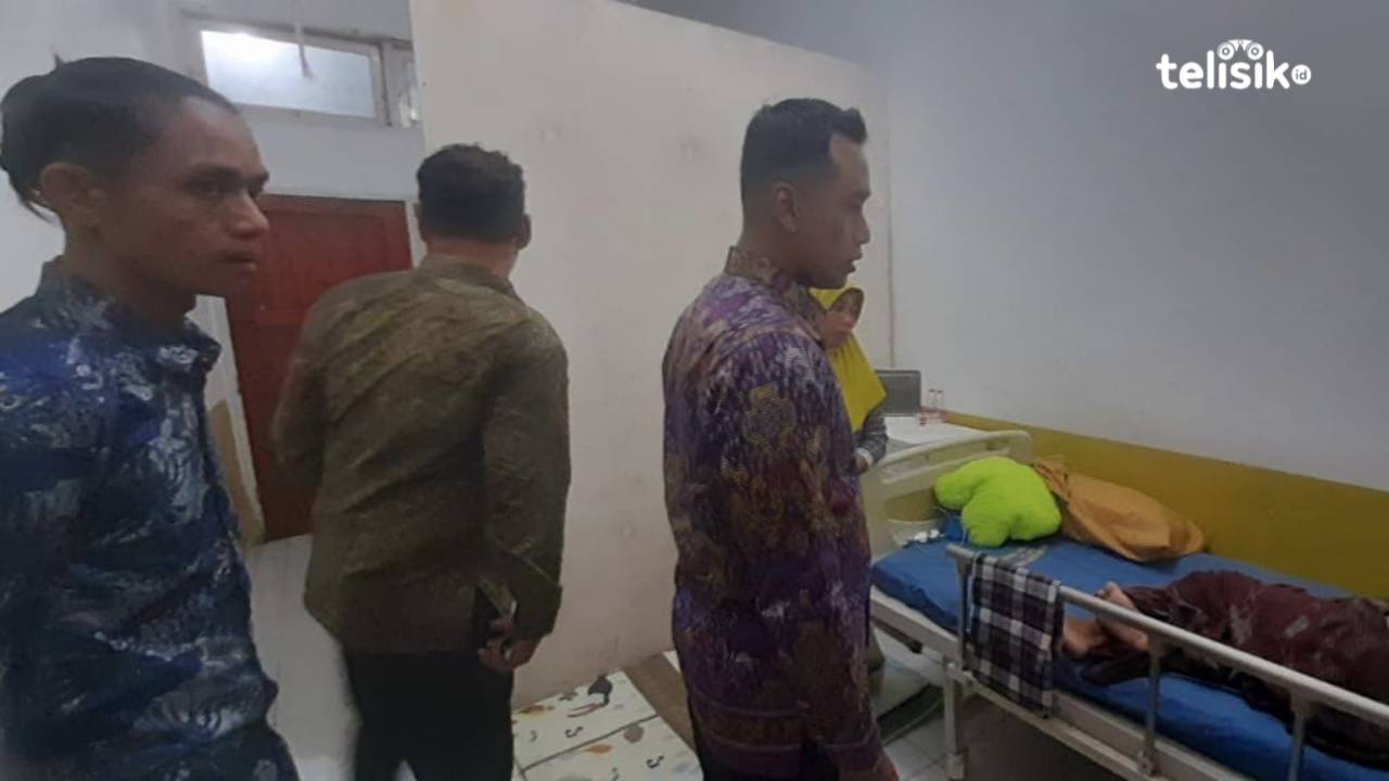 Kapolres Kolaka Utara, AKBP Ritman Todoan Agung Gultom membesuk korban pembakaran yang dirawat intensif di RS Djafar Harun Lasusua. Foto: Muh. Risal H/Telisik.