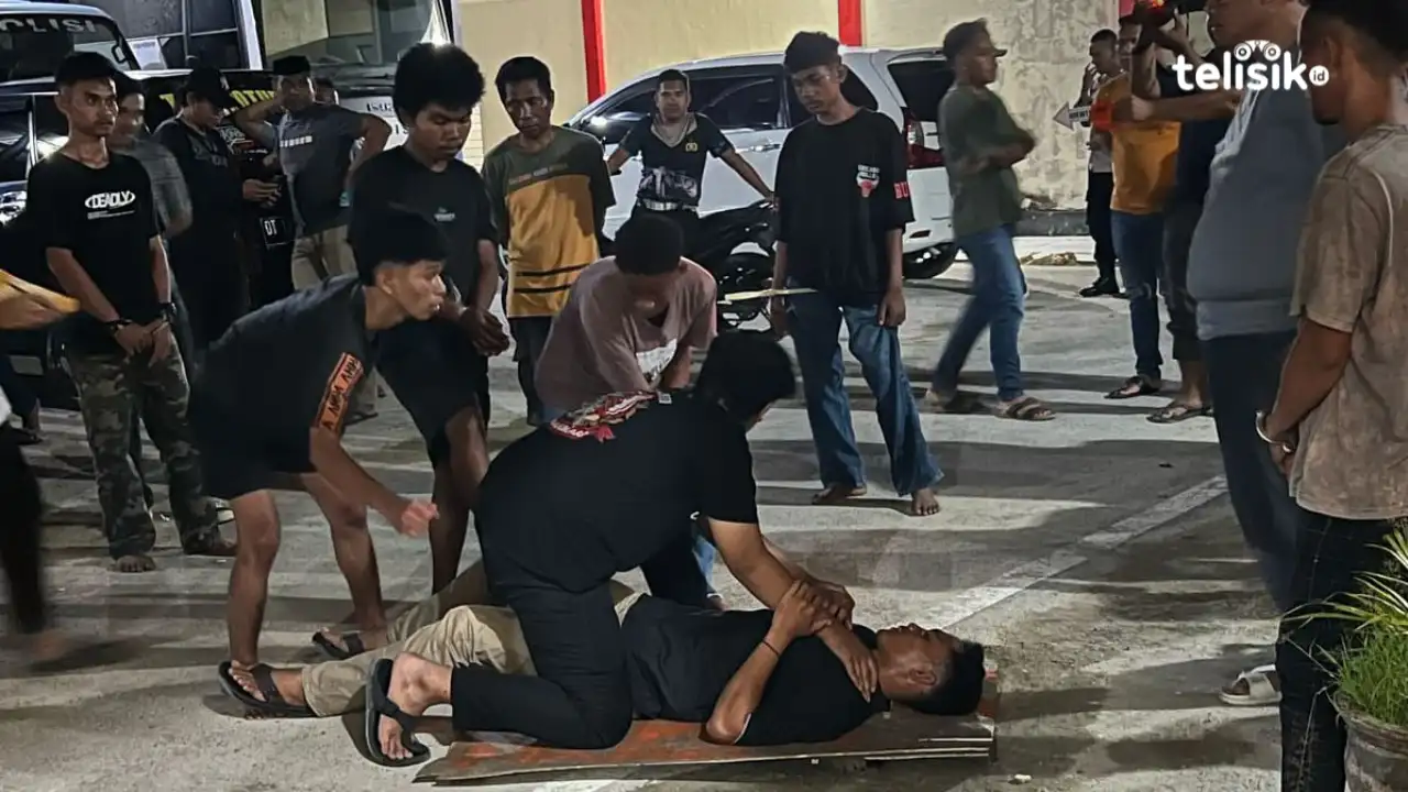 Para tersangka pengeroyokan tiga anggota polisi melakukan pra rekonstruksi. Foto: Sunaryo/Telisik