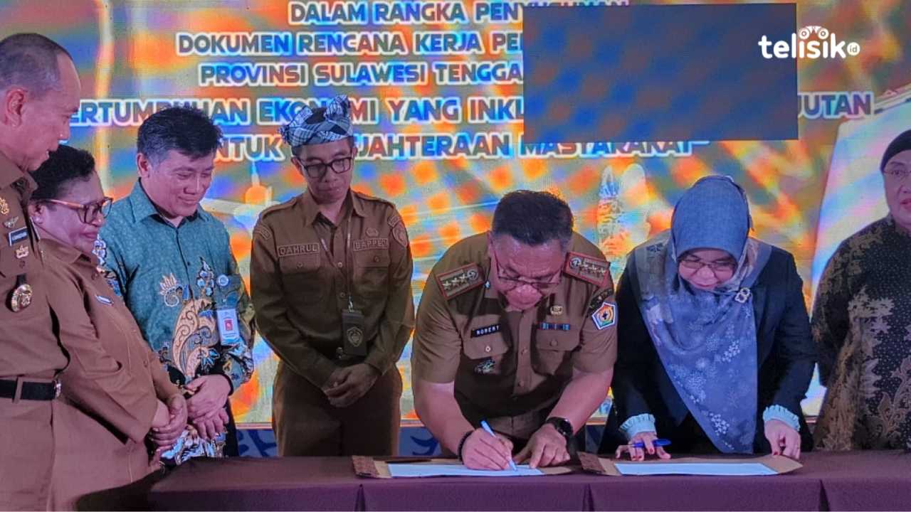 Kepala Bappeda Provinsi Sulawesi Tenggara, J. Robbert, saat menandatangani dokumen RKPD. Foto: Ali Iskandar Majid/Telisik