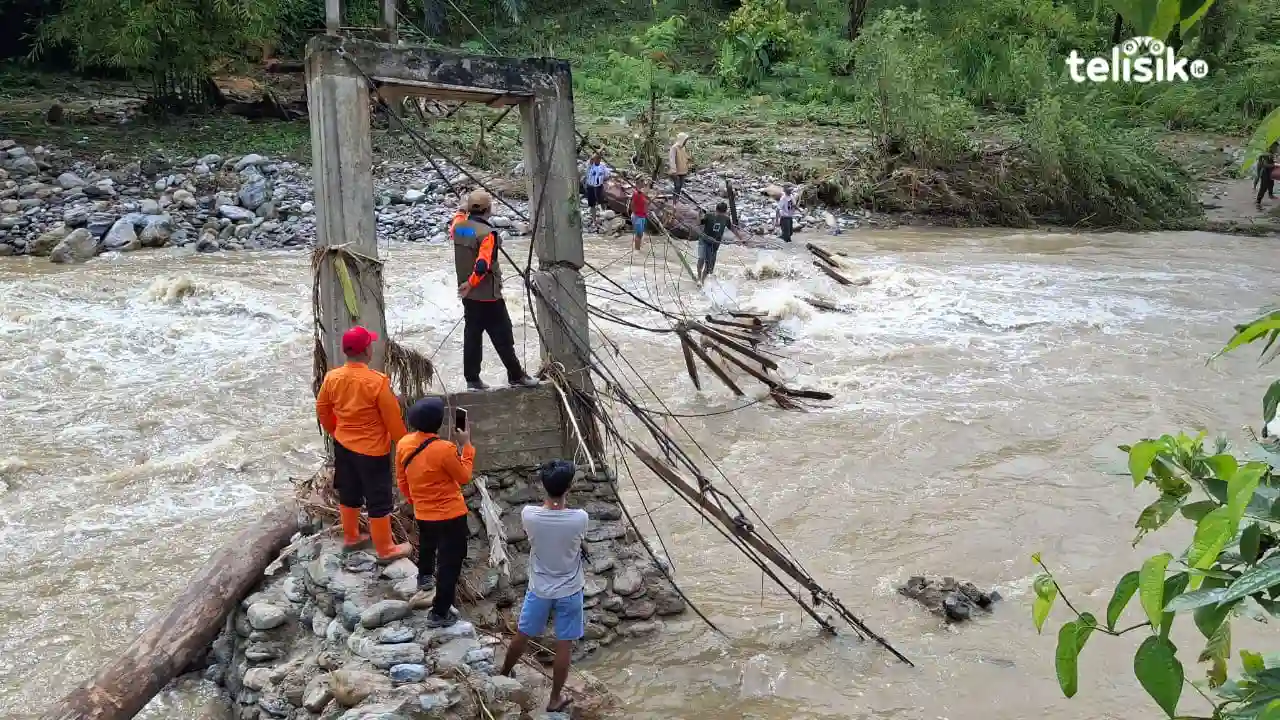Kondisi jembatan gantung sebagai akses penghubung antar dusun di Desa Batu Ganda, Kolaka Utara yang putus terseret banjir. Foto: Muh. Risal H/Telisik.
